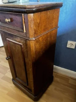 Table de chevet en noyer style Louis Philippe