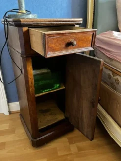 Table de chevet en noyer style Louis Philippe