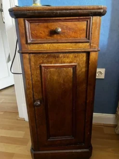 Table de chevet en noyer style Louis Philippe