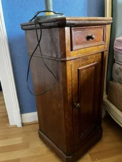 Table de chevet en noyer style Louis Philippe