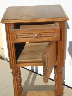 Table de chevet en noyer style Louis XVI