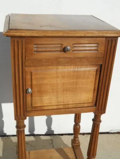 Table de chevet en noyer style Louis XVI