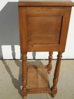 Table de chevet en noyer style Louis XVI