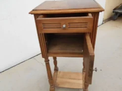 Table de chevet en noyer style Louis XVI