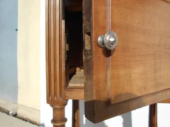 Table de chevet en noyer style Louis XVI