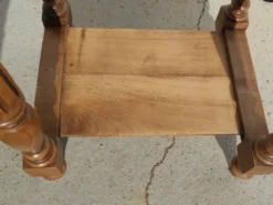 Table de chevet en noyer style Louis XVI