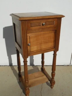 Table de chevet en noyer style Louis XVI