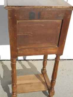 Table de chevet en noyer style Louis XVI