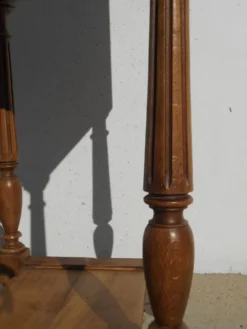 Table de chevet en noyer style Louis XVI