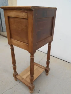 Table de chevet en noyer style Louis XVI