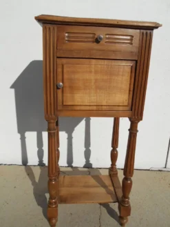 Table de chevet en noyer style Louis XVI