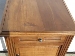 Table de chevet en noyer style Louis XVI