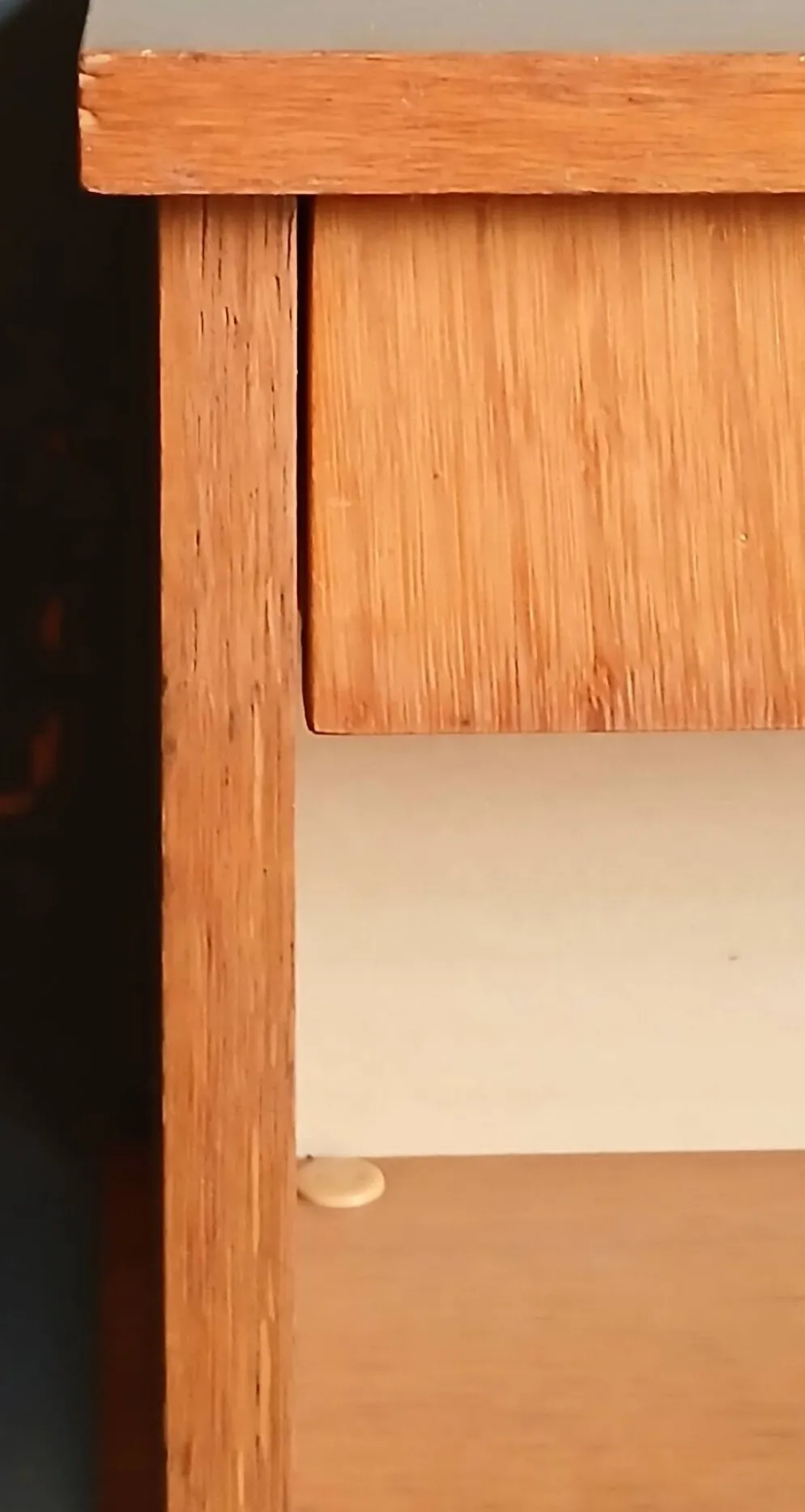 Table de chevet en placage de chêne doré. Vers 1970