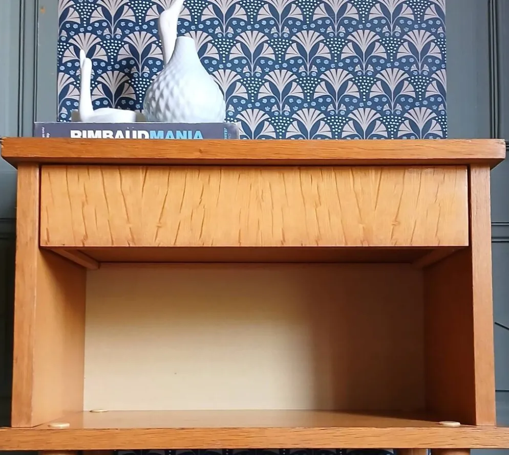 Table de chevet en placage de chêne doré. Vers 1970