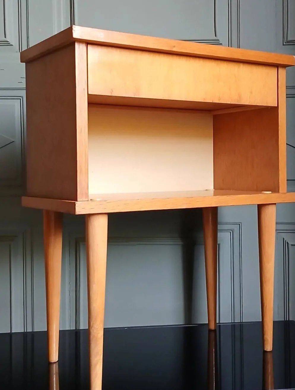 Table de chevet en placage de chêne doré. Vers 1970