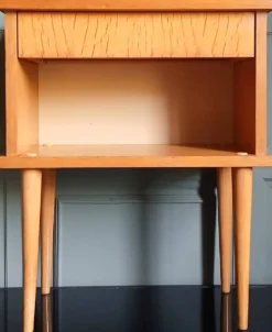Table de chevet en placage de chêne doré. Vers 1970