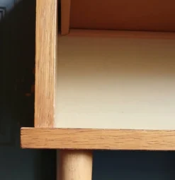 Table de chevet en placage de chêne doré. Vers 1970