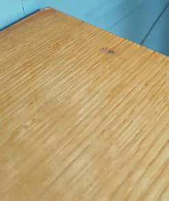 Table de chevet en placage de chêne doré. Vers 1970