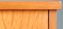Table de chevet en placage de chêne doré. Vers 1970