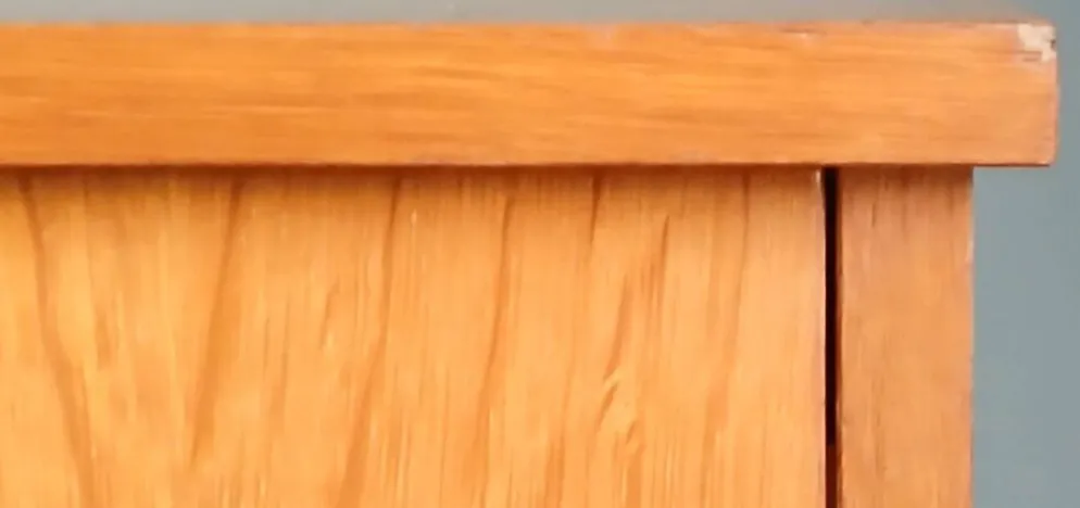 Table de chevet en placage de chêne doré. Vers 1970