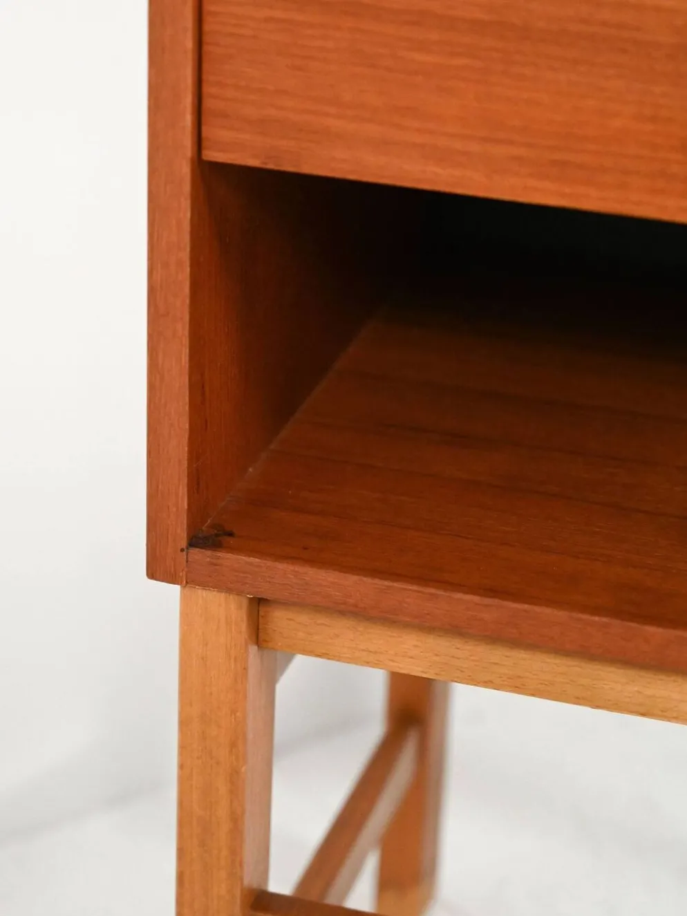 Table de chevet en teck de forme box scandinave, années 1960