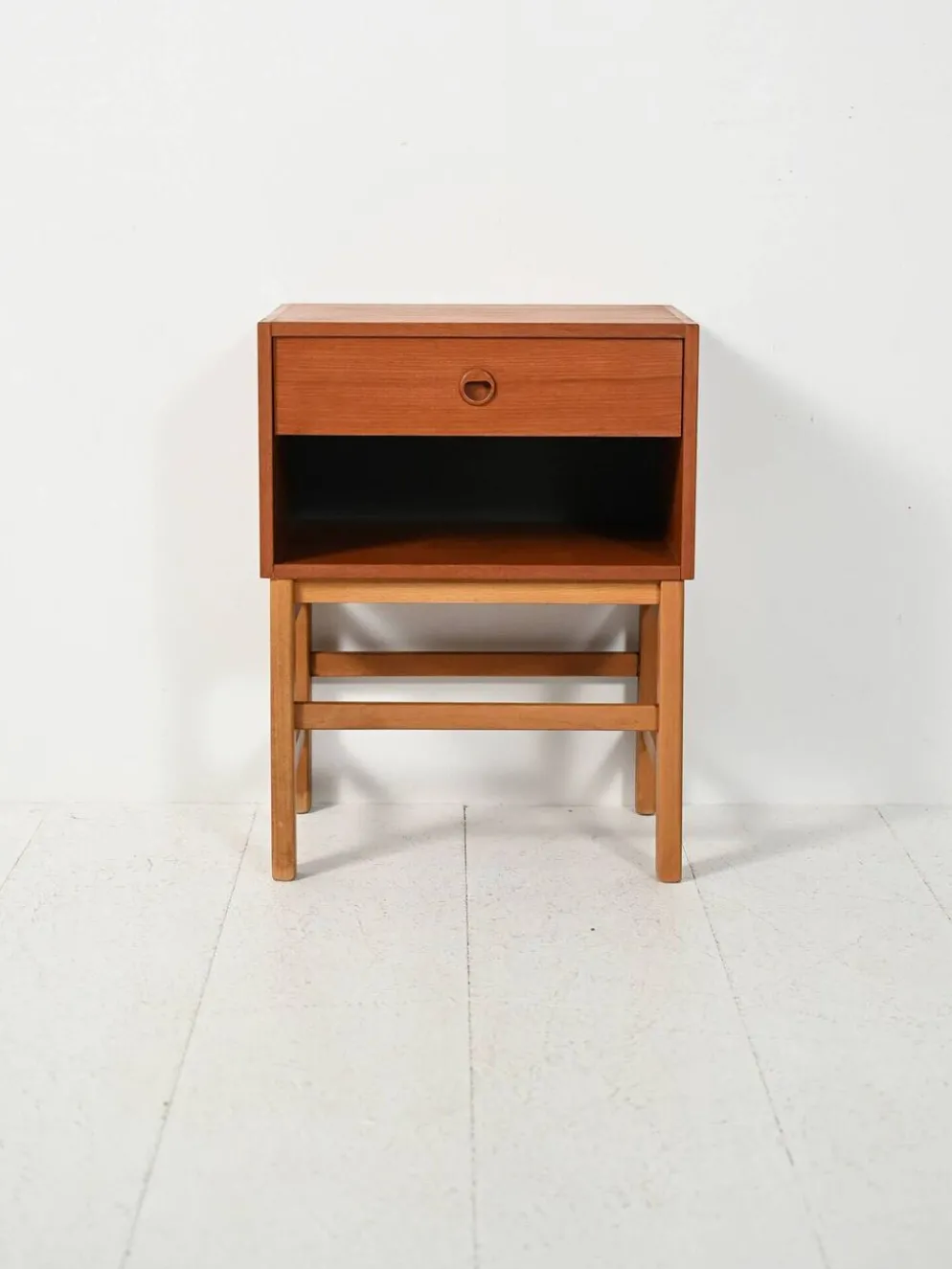 Table de chevet en teck de forme box scandinave, années 1960
