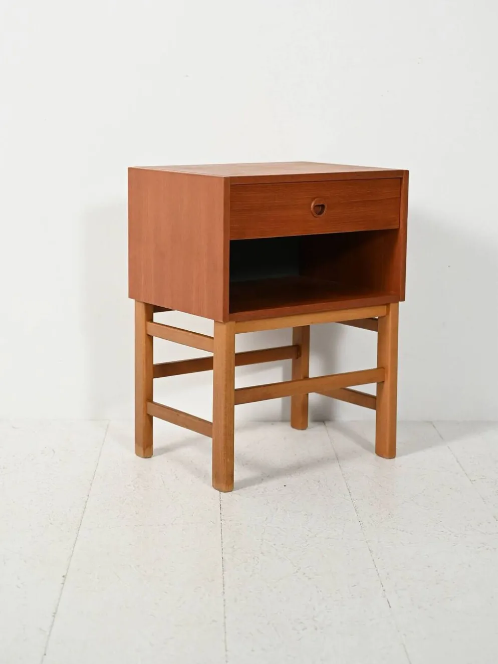 Table de chevet en teck de forme box scandinave, années 1960