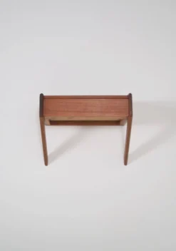 Table de chevet flottante par Sigfred Omann pour Ølholm Møbelfabrik, années 1960.