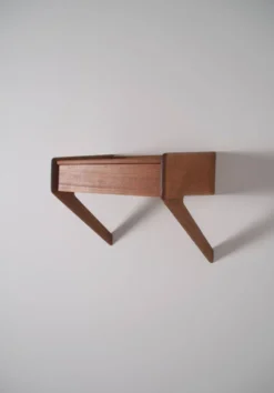 Table de chevet flottante par Sigfred Omann pour Ølholm Møbelfabrik, années 1960.
