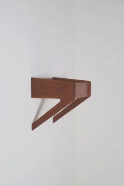 Table de chevet flottante par Sigfred Omann pour Ølholm Møbelfabrik, années 1960.