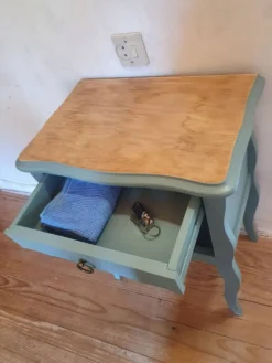 Table de chevet / Guéridon rénové Vert Sauge & Bois brut