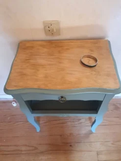 Table de chevet / Guéridon rénové Vert Sauge & Bois brut