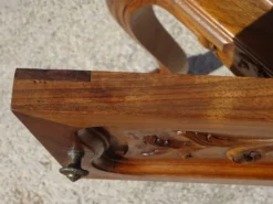 Table de chevet Louis XV en noyer avec plateau en marbre