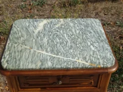 Table de chevet Louis XV en noyer avec plateau en marbre
