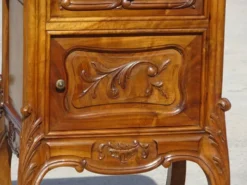 Table de chevet Louis XV en noyer avec plateau en marbre