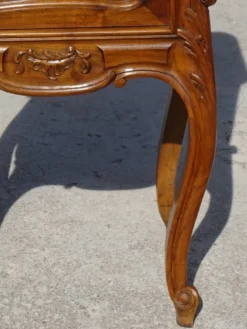 Table de chevet Louis XV en noyer avec plateau en marbre