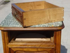 Table de chevet Louis XV en noyer avec plateau en marbre