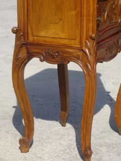 Table de chevet Louis XV en noyer avec plateau en marbre