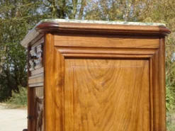 Table de chevet Louis XV en noyer avec plateau en marbre