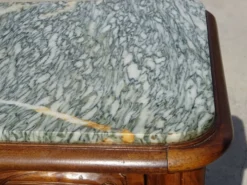Table de chevet Louis XV en noyer avec plateau en marbre