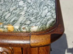 Table de chevet Louis XV en noyer avec plateau en marbre