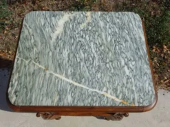 Table de chevet Louis XV en noyer avec plateau en marbre
