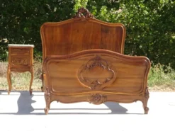 Table de chevet Louis XV en noyer avec plateau en marbre