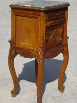 Table de chevet Louis XV en noyer avec plateau en marbre