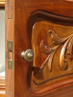Table de chevet Louis XV en noyer avec plateau en marbre