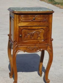 Table de chevet Louis XV en noyer avec plateau en marbre