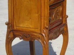 Table de chevet Louis XV en noyer avec plateau en marbre