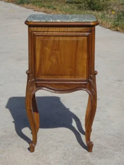 Table de chevet Louis XV en noyer avec plateau en marbre