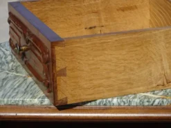 Table de chevet Louis XV en noyer avec plateau en marbre