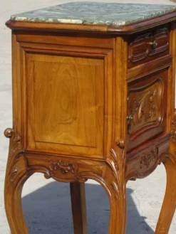 Table de chevet Louis XV en noyer avec plateau en marbre